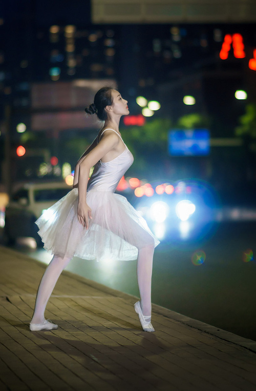 对阵秘鲁的红色,梅西与火焰的双重救赎